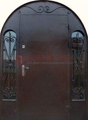 Арочная дверь со стеклом и ковкой ДА-16 под старину в Люберцах
