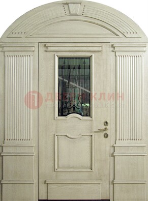 Белая входная дверь массив со стеклом и ковкой ДА-49 в Люберцах
