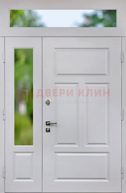 Белая полуторная железная дверь со стеклом и фрамугами ДФГ-10 в Люберцах