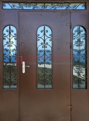 Железная парадная дверь со стеклом и ковкой ДПР-16 для общественных зданий в Люберцах