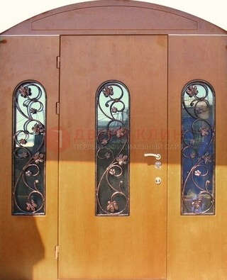 Парадная дверь со стеклянными вставками и ковкой ДПР-28 в общественное здание в Люберцах