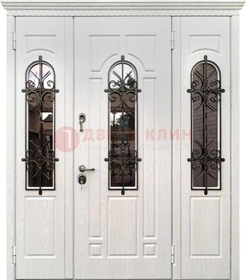 Белая распашная стальная дверь со стеклом и ковкой ДСК-125 в Люберцах