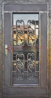 Коричневая наружная дверь порошок со стеклом и ковкой ДСК-160 в Люберцах
