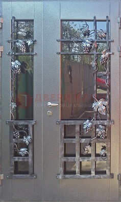 Распашная уличная дверь Порошок со стеклом и ковкой ДСК-221 в Люберцах