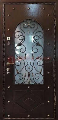 Влагостойкая дверь со стеклом и ковкой с декором ДСК-37 в Люберцах