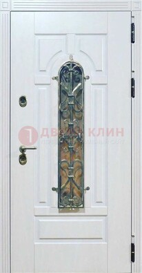 Белая остекленная металлическая дверь с ковкой ДСК-98 в Люберцах