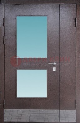 Коричневая тамбурная дверь со стеклянными вставками ДТМ-21 в Люберцах