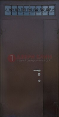 Коричневая тамбурная дверь со стеклянными вставками и ковкой ДТМ-39 в Люберцах