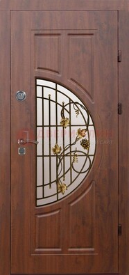 Стальная коричневая дверь с виноритом и ковкой ДВТ-82 в Люберцах