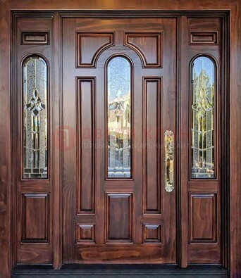 Железная классическая дверь с массивом дуба и витражом ВЖ-18 в Люберцах